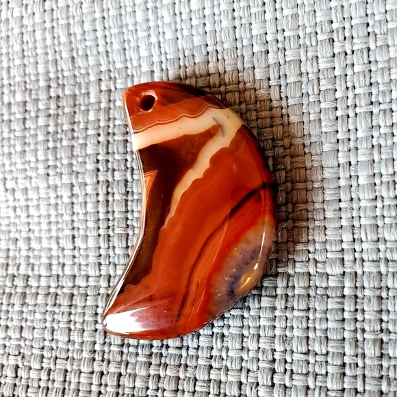 New Red Stripes Onyx Agate Crescent Moon Pendant. - Picture 5 of 10